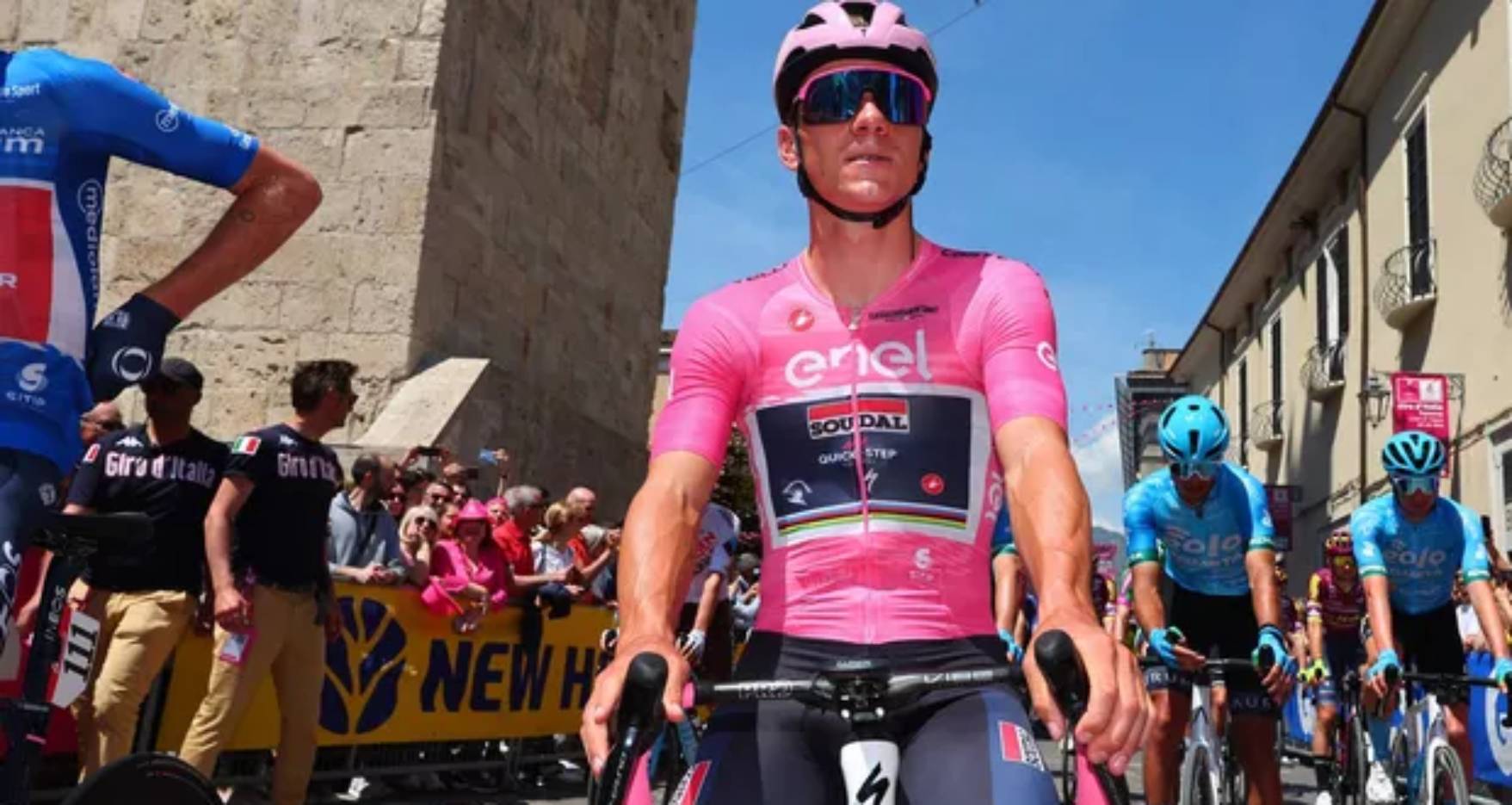 Tour d'Italie: le maillot bleu change d'épaules après une erreur des organisateurs