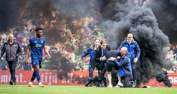 Football: un match de l'Ajax arrêté après des jets de fumigènes