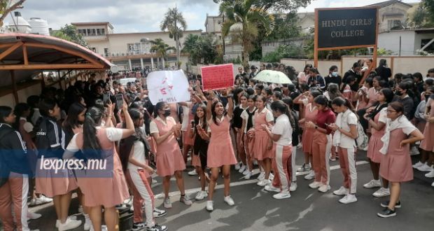 [VIDEO] Manifestation des étudiantes de la Hindu Girls' College ce matin