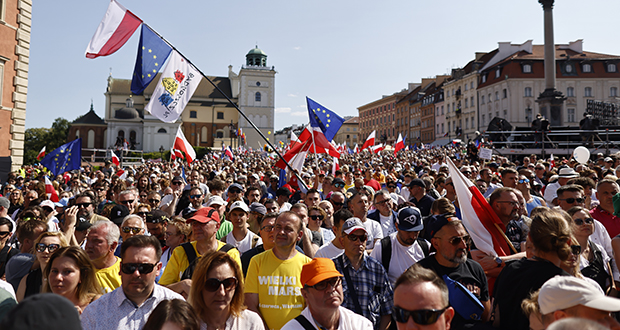 Pologne: un demi-million de Polonais manifestent à Varsovie contre le gouvernement (organisateurs)