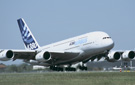 L''airbus A380 se pose pour la première fois sur le tarmac de l''aéroport SSR. (vidéo: S.Beezadhur)