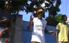 Don Panik chante "Happy Birthday"