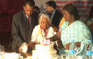 Dunmatheea Kurmooa, habitant Nehru Nagar,fête ses 100 ans en compagnie de sa grande famille.