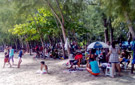 Familles et amis réunis sur les plages du nord pour fêter le lundi de Pâques.