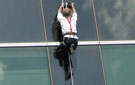 Alain Robert, dit «L’homme-araignée», invité à gravir la Telecom Tower pour le lancement du 4G.