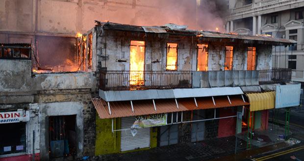 Vidéo de l'incendie qui a ravagé 4 bâtiments à Port-Louis