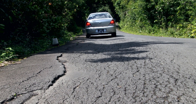 Chamarel : fissures sur la route