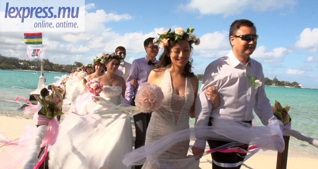 30 Chinese couples say 'I do' in paradise!