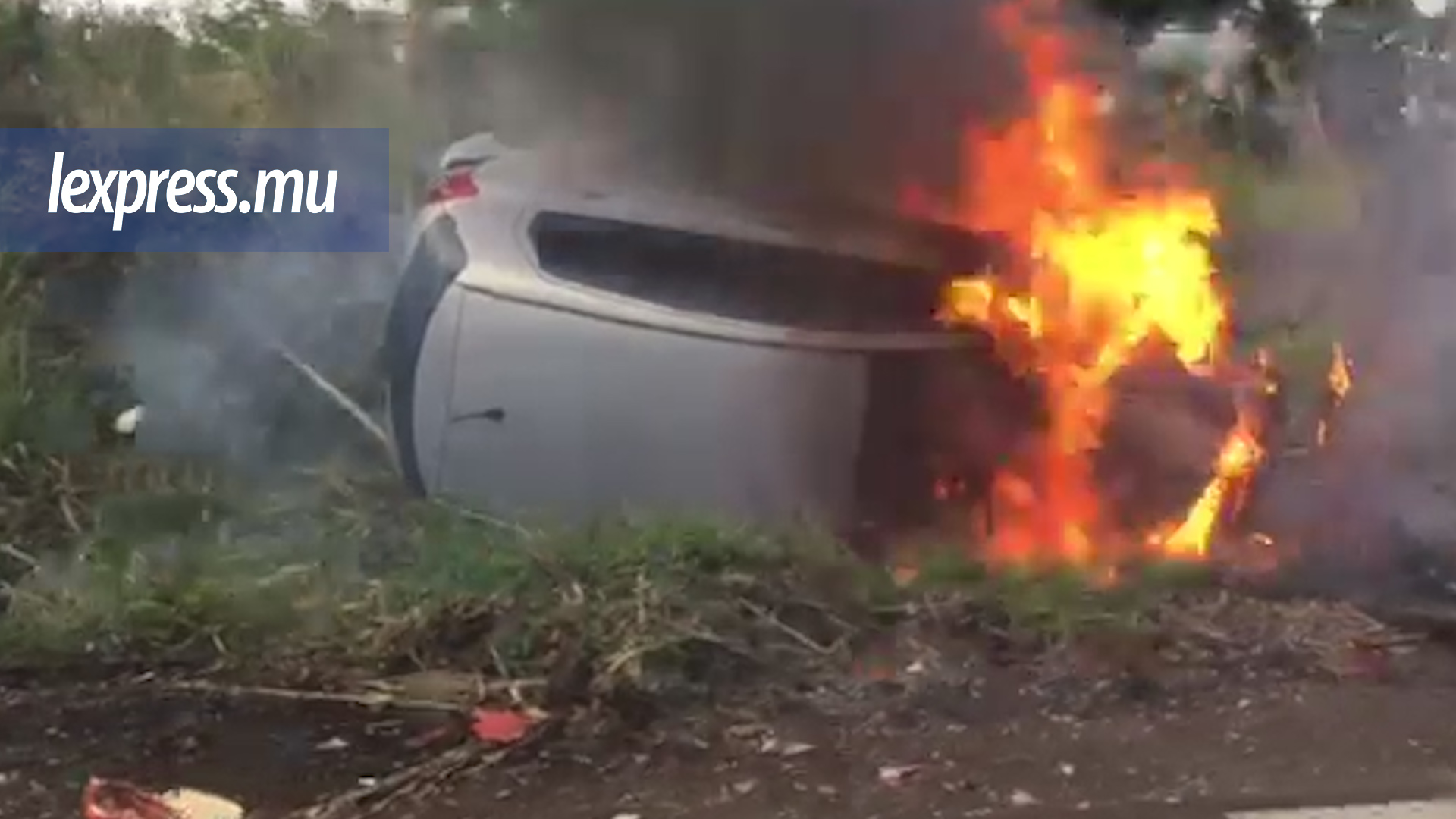 Calebasses: la voiture en feu filmée par un internaute