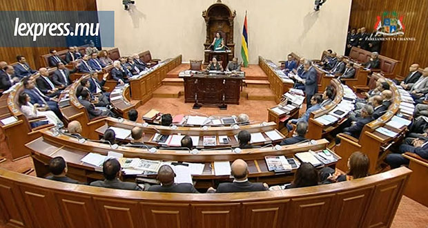 Assemblée nationale: Xavier-Luc Duval suspendu pour deux séances