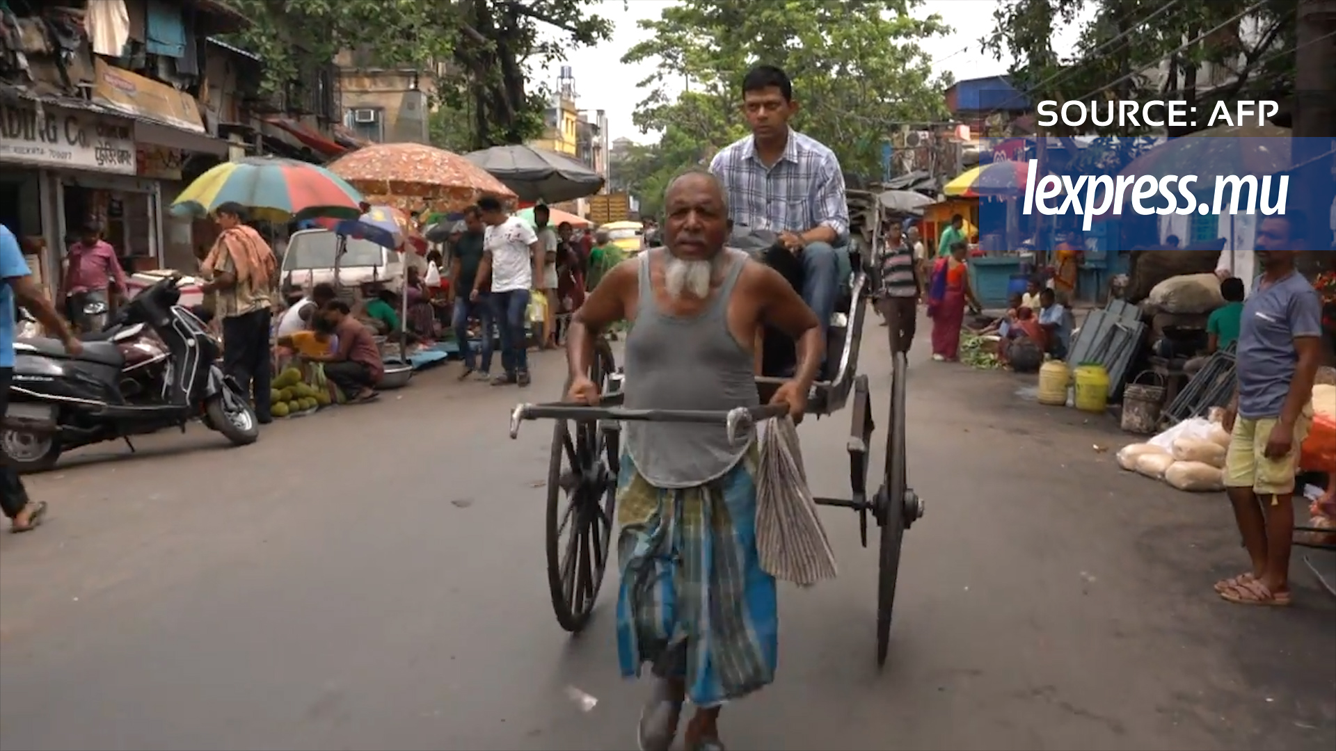Nettoyeurs d'oreilles en Inde, un métier en voie de disparition