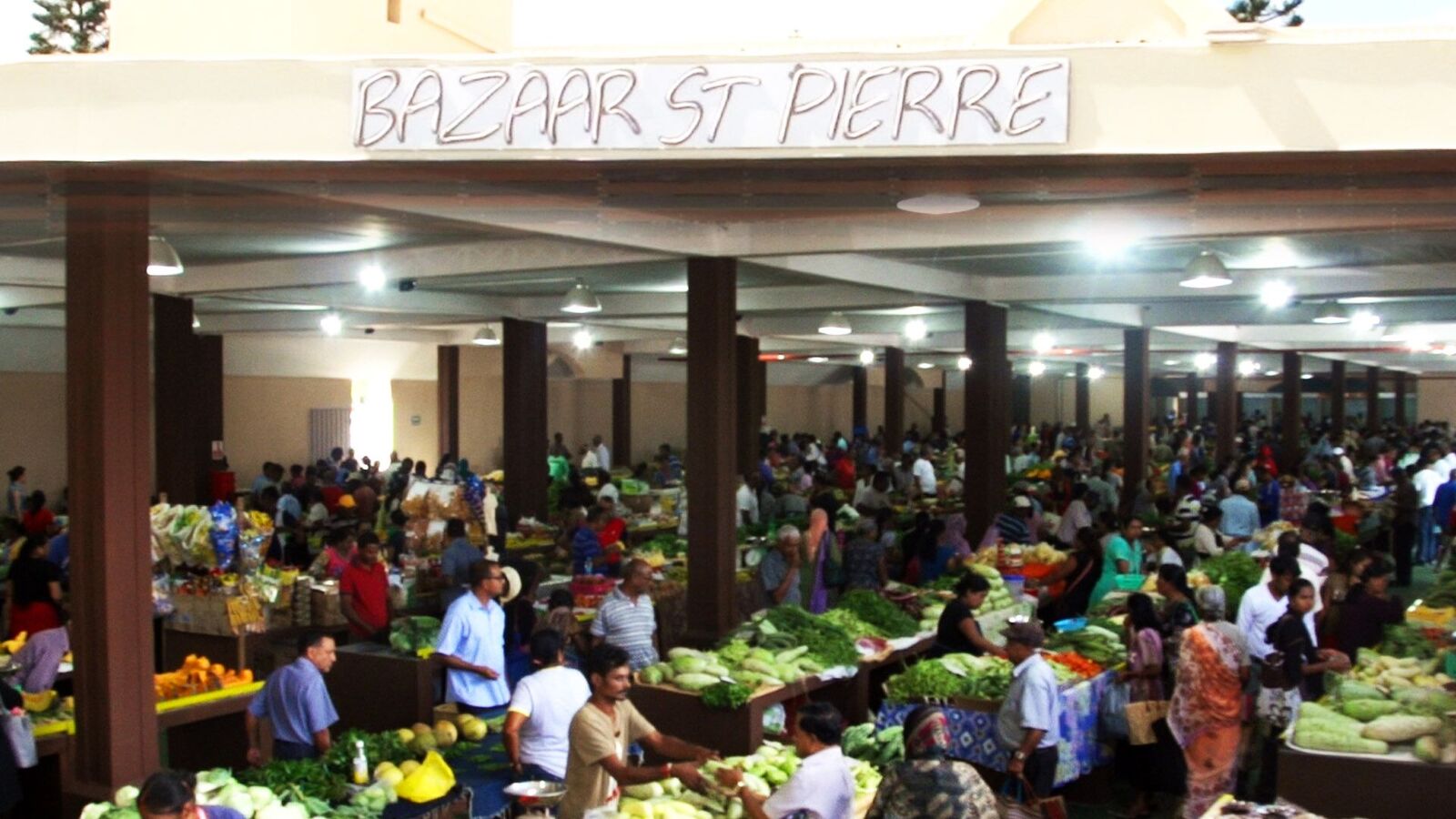 Marché de St-Pierre: incursion au bazar du n°8