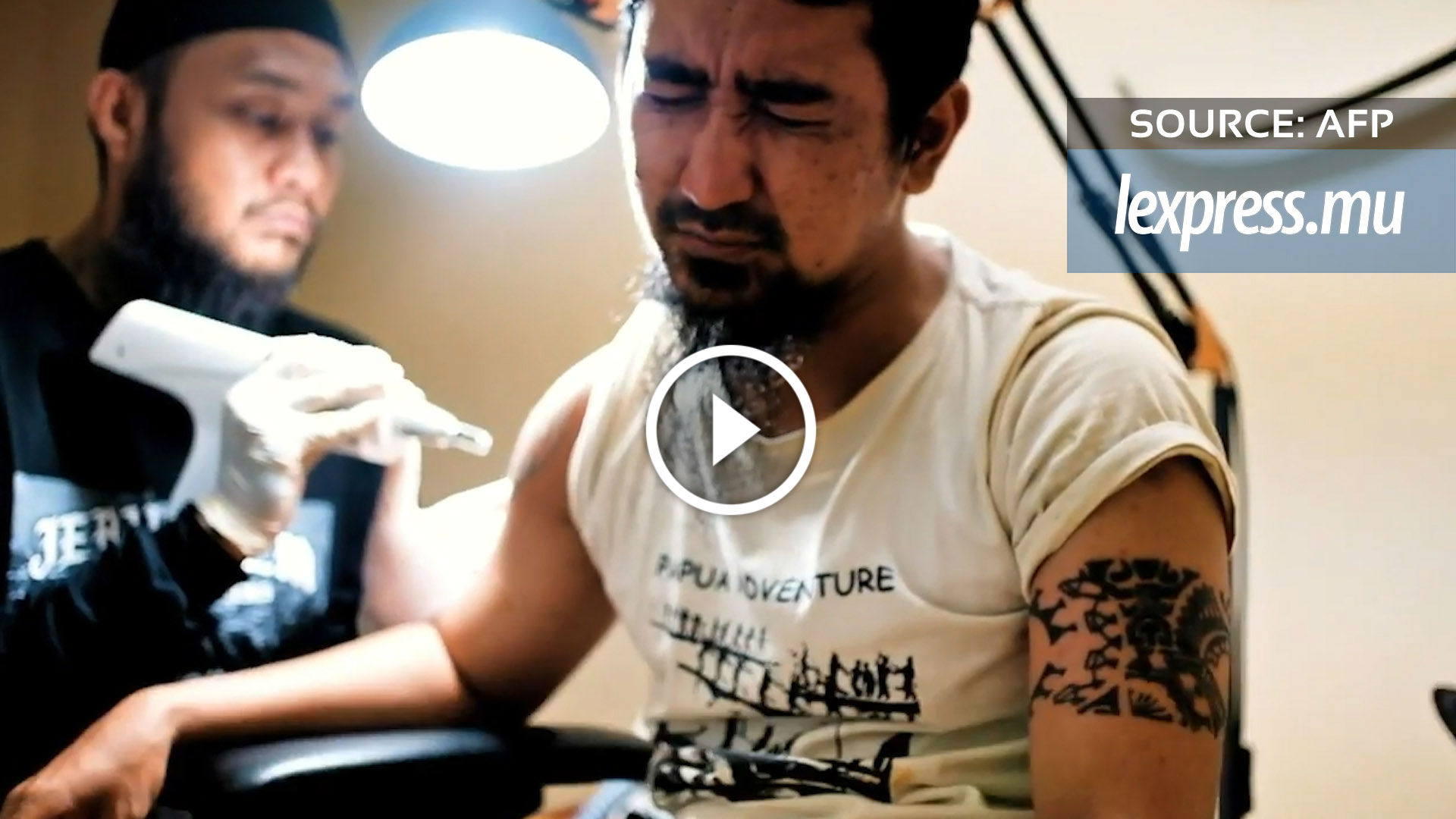 En Indonésie, effacer les tatouages pour expier ses péchés