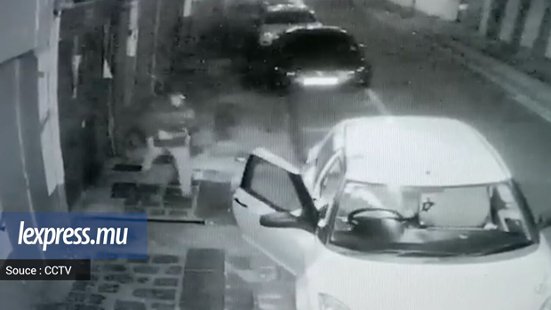 Images CCTV: un individu s’introduit dans sa voiture pour l’agresser