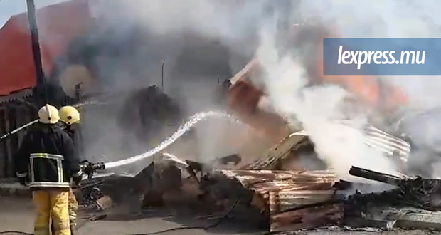 À Port-Louis: un impressionnant incendie filmé par un internaute