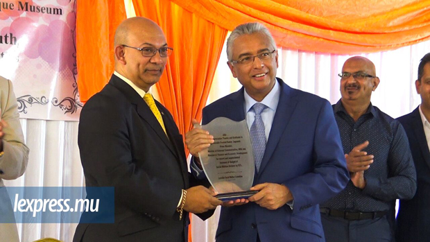 Pravind Jugnauth: «Éna dimounn bisin get zot dan laglas avan kritik mwa»