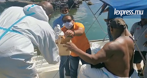 [Vidéo] Naufrage du Wakashio: les ministres Toussaint et Teeluck en route pour l’île au Phare