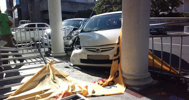 Place d’Armes: deux voitures s’écrasent devant la HSBC