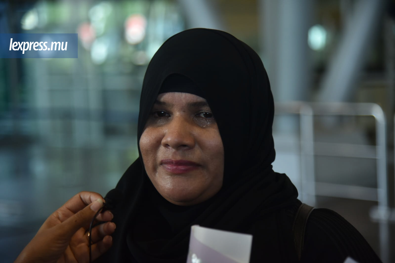 La femme de Muhammad soulagée et émue de revoir son époux.
