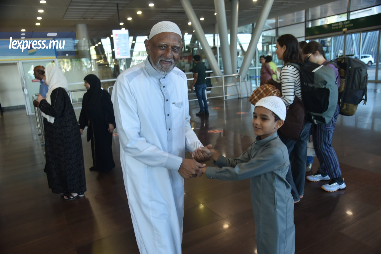 Retrouvailles émouvantes entre Kusna Zaid, son petit-fils et ses proches.
