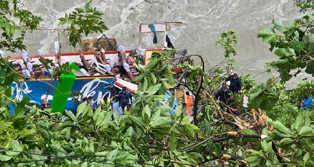 Un bus avec au moins 40 personnes a plongé dans une rivière
