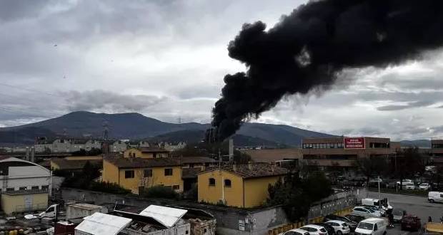 Deux morts et trois disparus dans l'incendie d'un dépôt de carburant