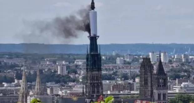 Un incendie sur la flèche de la cathédrale de Rouen rapidement «maîtrisé»