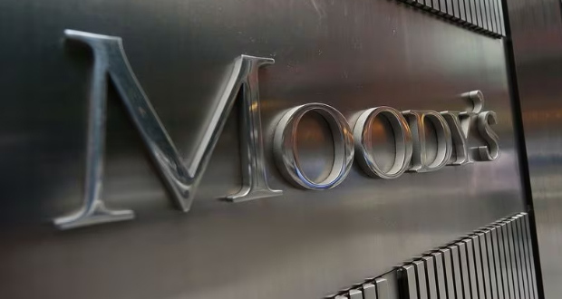Moody’s maintient la note souveraine mais abaisse la perspective