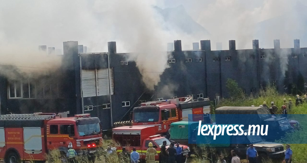 Les pompiers tentent de sauver un  entrepôt de meubles