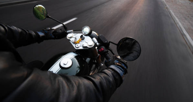 Un motocycliste lutte pour sa survie après un double accident