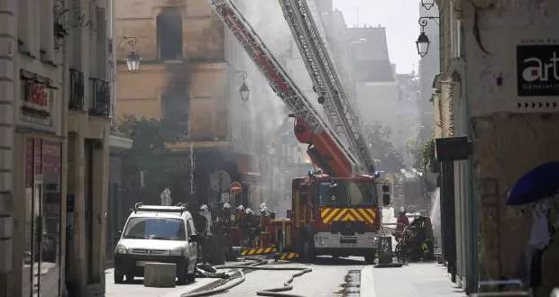 7 blessés dont 5 pompiers dans un incendie en face du BHV, fermé