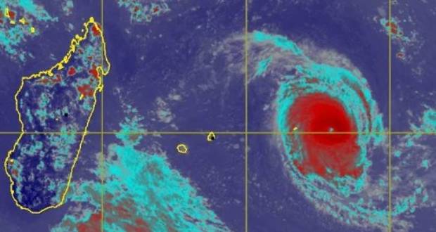 Pas de menace directe pour l’île mais la mer reste agitée